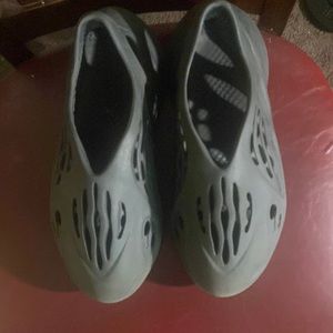 Yeezy foam rnnr onyx barely used, good box